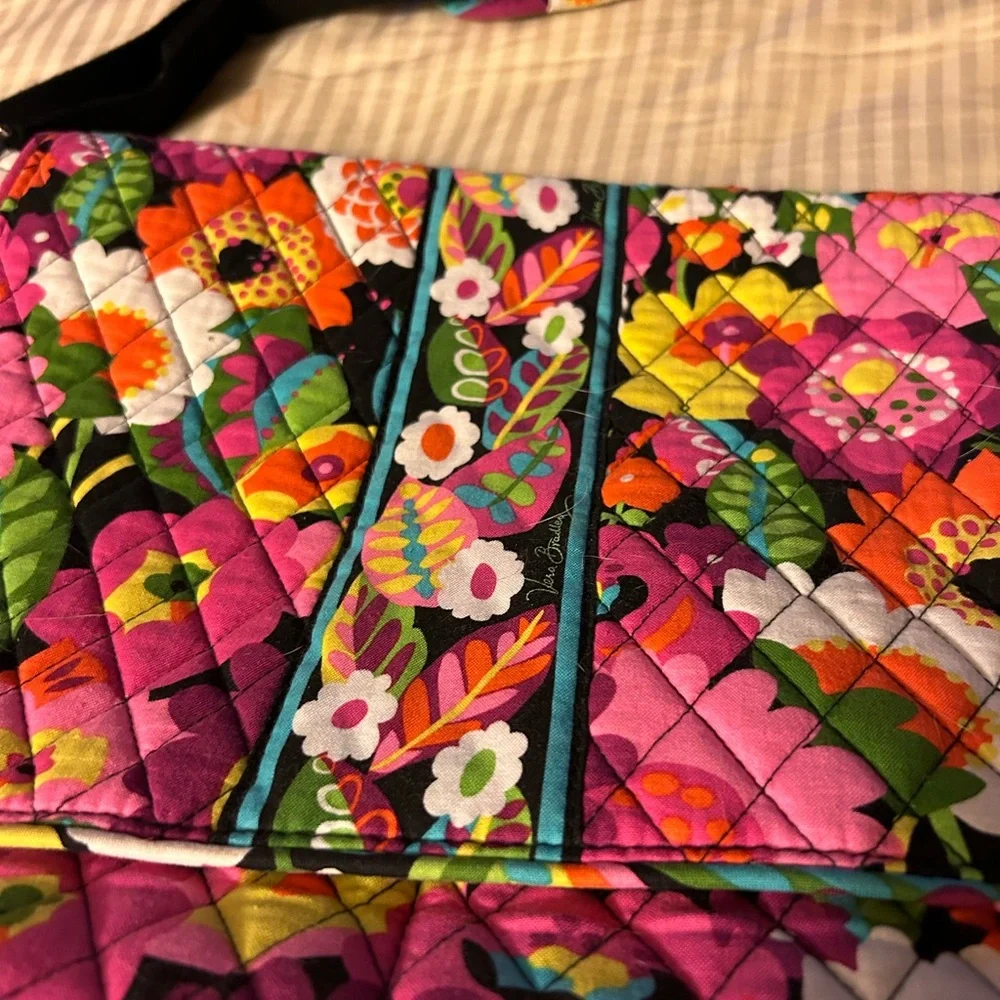 Vera Bradley “va va bloom” floral messenger baby bag large.  Great deal - Picture 2 of 12
